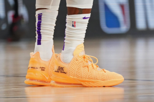 Alternative view of Giày Nike LeBron 18 'Sisterhood' DB8148-801