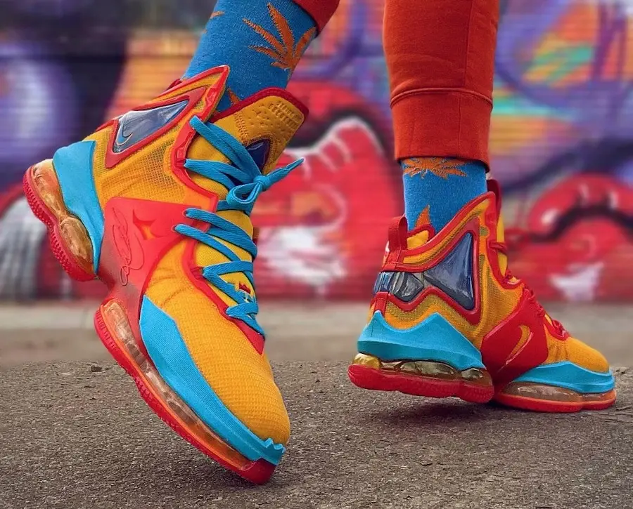 Alternative view of Giày Nike Lebron 19 'Tune Squad' DC9338-800