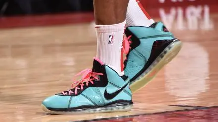 Alternative view of Giày Nike LeBron 8 Retro 'South Beach' 2021 CZ0328-400