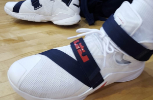 Alternative view of Giày Nike LeBron Soldier 13 LA GS 'White Coastal Blue' CU4133-124