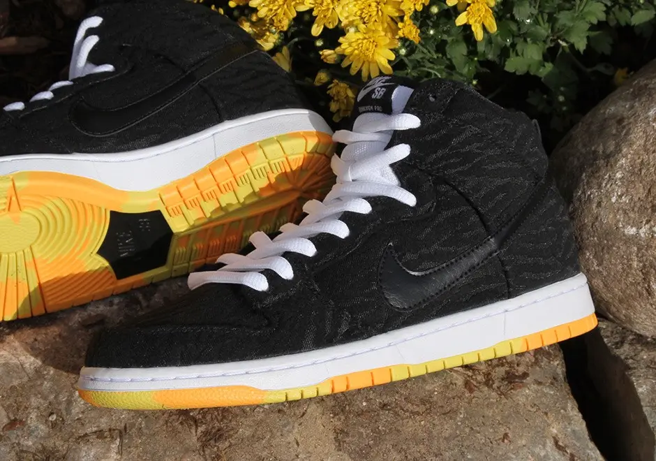 Alternative view of Giày Nike SB Dunk High Skunk 305050-034