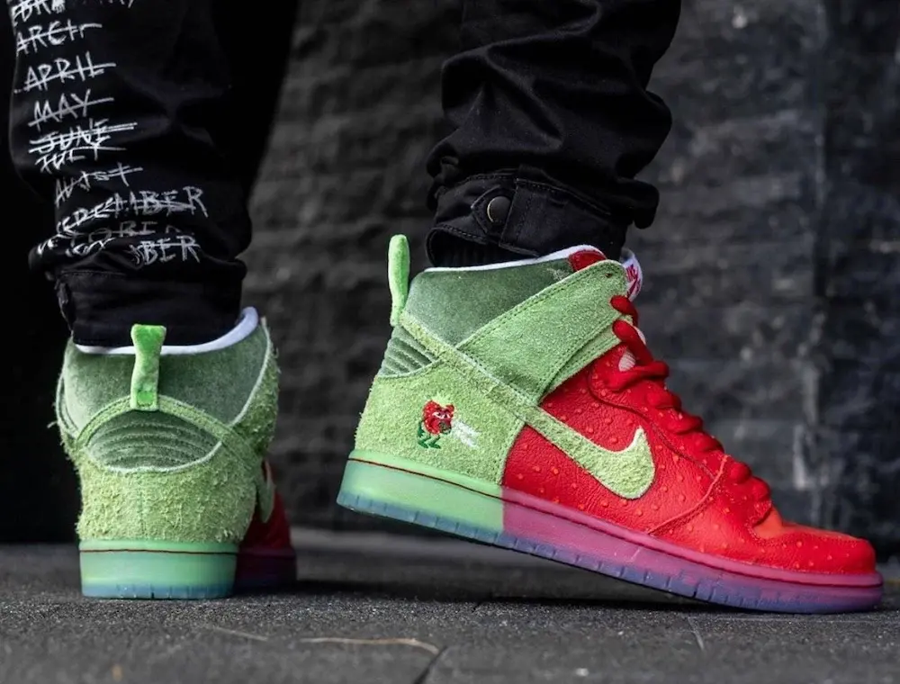Alternative view of Giày Nike Dunk High SB 'Strawberry Cough' CW7093-600