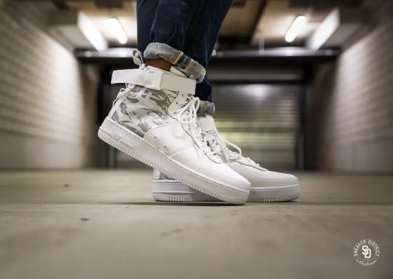 Alternative view of Giày Nike SF Air Force 1 Mid 'Winter Camo' AA1129-100