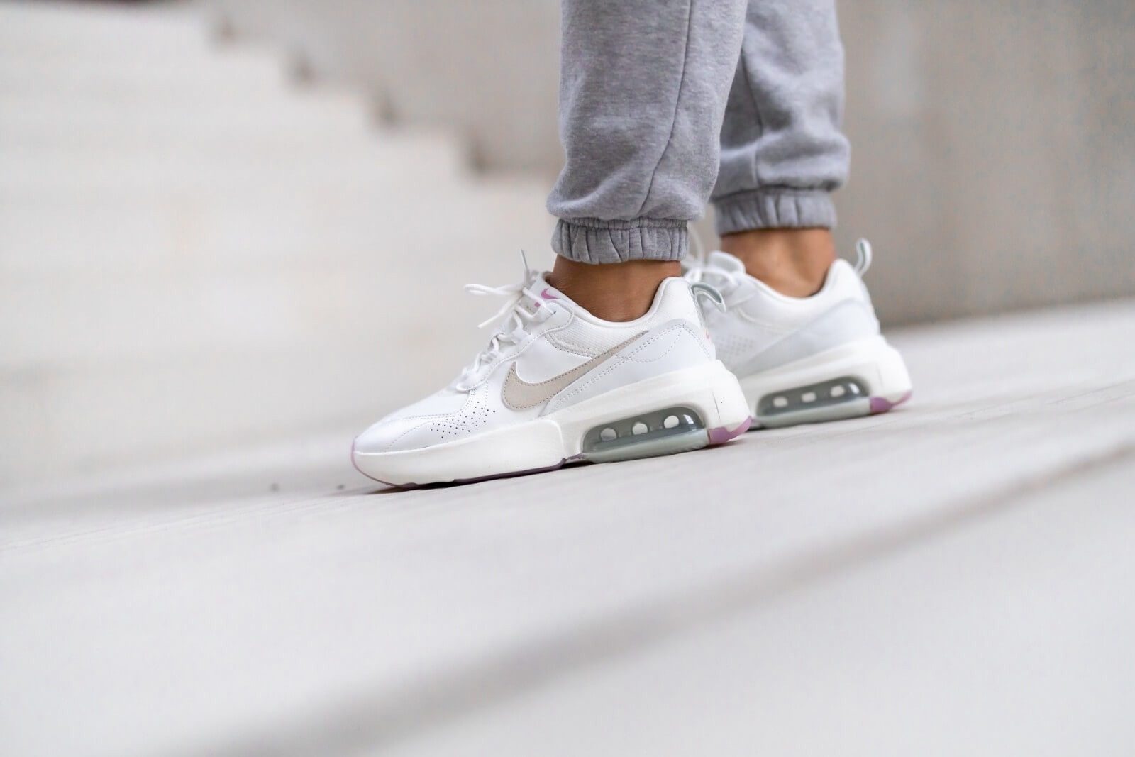 Giày Nike Wmns Air Max Verona 'Summit White Fossil' CZ3960-100 - Ảnh 5