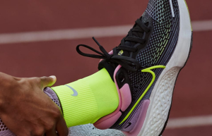 Alternative view of Giày Nike ZoomX Invincible Run Flyknit 'Black Elemental Pink' CT2229-002