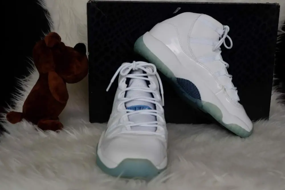 Alternative view of Giày Nike Air Jordan 11 BG 'Legend Blue' 378038-117