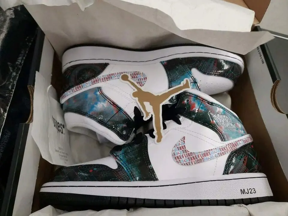 Alternative view of Giày Nike Air Jordan 1 Mid SE GS 'Take Flight' BQ6931-114