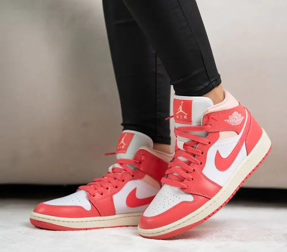 Alternative view of Giày Nike Air Jordan 1 Mid 'Strawberries And Cream' BQ6472-186