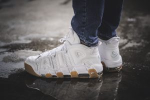 Alternative view of Giày Nike Air More Uptempo GS 'White Gum' 415082-101