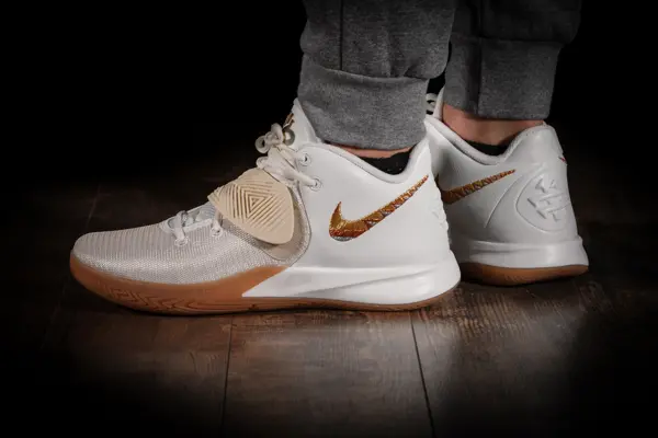 Alternative view of Giày Nike Kyrie Flytrap 3 'Summit White' BQ3060-105