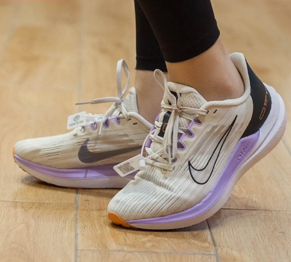 Alternative view of Giày Nike Wmns Air Winflo 9 'Light Orewood Brown' DD8686-103