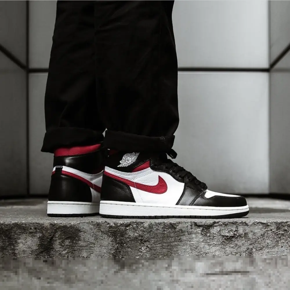 Alternative view of Giày Nike Air Jordan 1 Retro High 'Black Gym Red' 555088-061