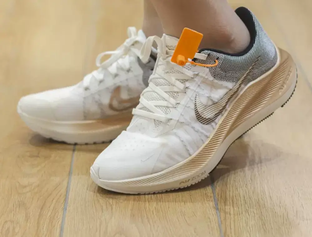 Giày Nike Wmns Winflo 8 Premium 'Sail Metallic Copper Coin' DA3056-101 - Ảnh 3