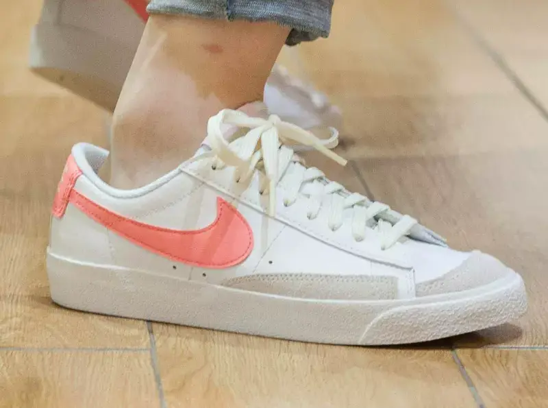 Alternative view of Giày Nike Blazer Low '77 GS 'White Pink Gaze' DA4074-112