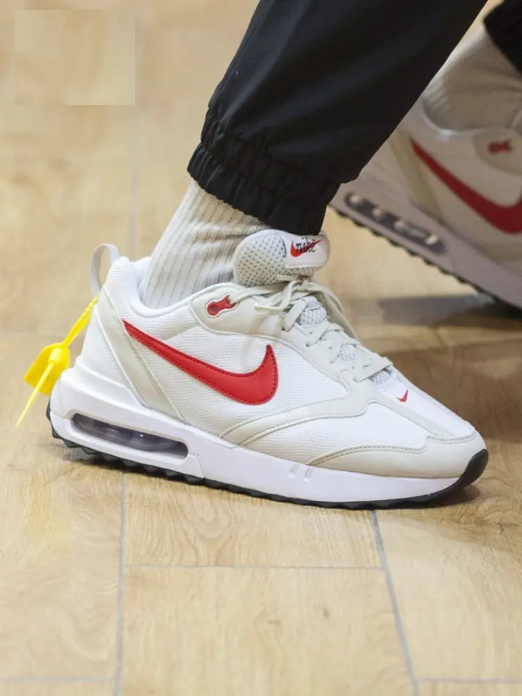 Alternative view of Giày Nike Air Max Dawn 'Light Bone University Red' DQ3991-100