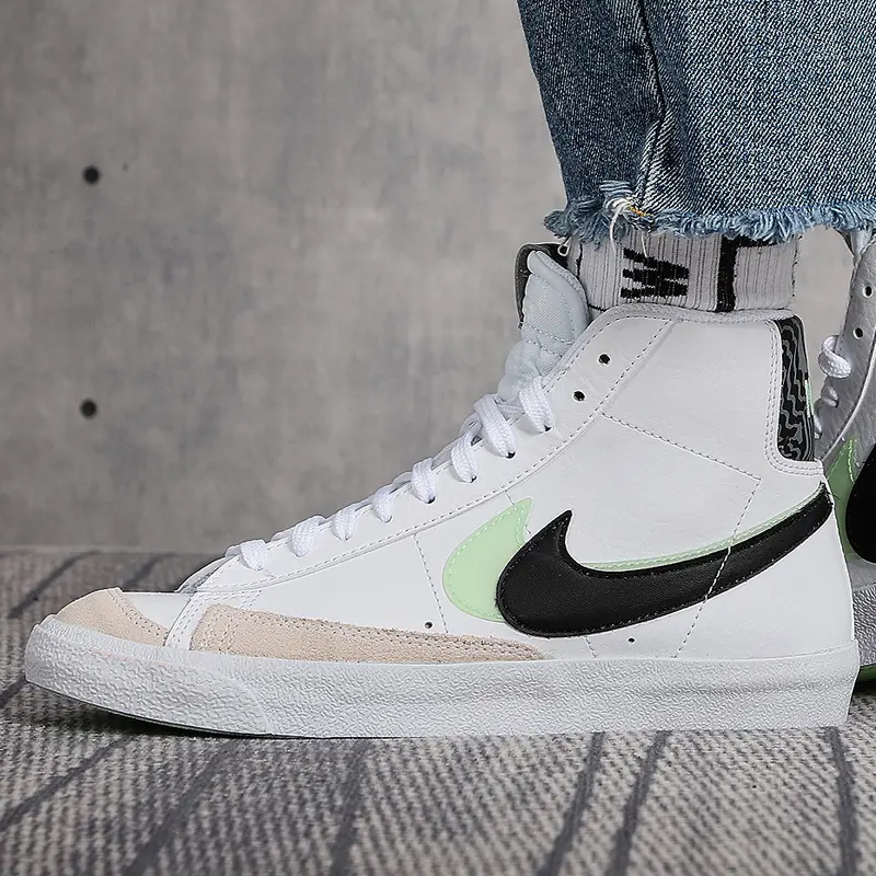 Alternative view of Giày Nike Blazer Mid '77 SE GS 'Double Swoosh White Vapor Green' DD1847-100