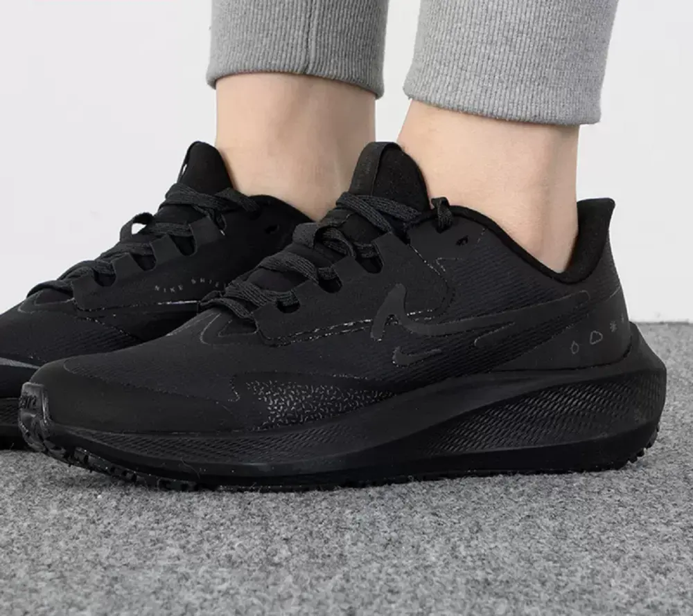 Alternative view of Giày Nike Wmns Air Zoom Pegasus 39 Shield 'Triple Black' DO7626-001