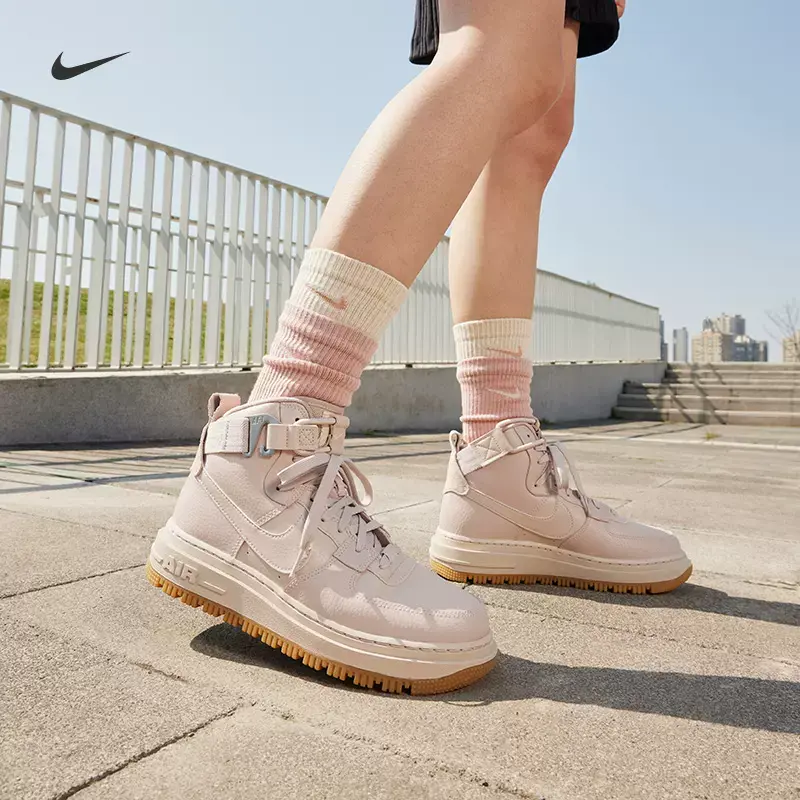 Alternative view of Giày Nike Wmns Air Force 1 High Utility 2.0 'Arctic Pink Gum' DC3584-200