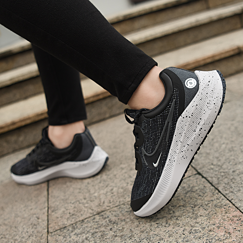 Giày Nike Wmns Zoom Winflo 8 Shield 'Black Iron Grey' DC3730-001 - Ảnh 5