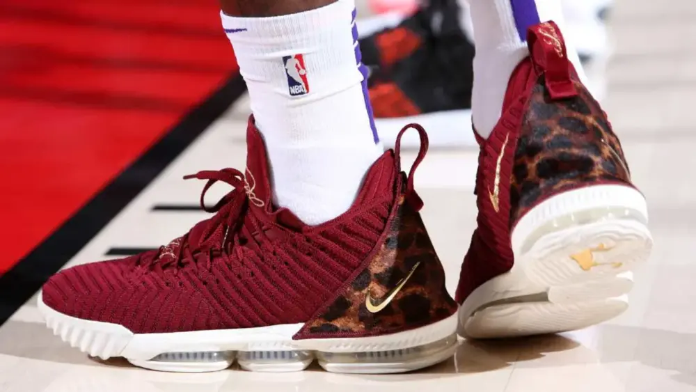 Alternative view of Giày Nike LeBron 16 EP 'King' AO2595-601