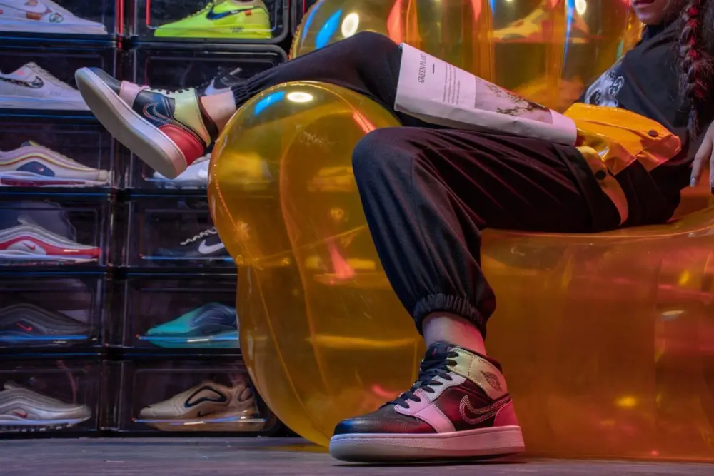 Giày Nike Air Jordan 1 Mid SE 'Glow In The Dark' AV5174-076 - Ảnh 5