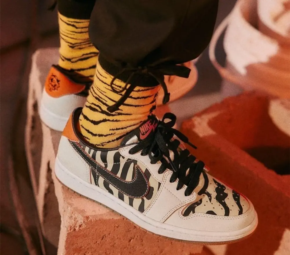 Alternative view of Giày Nike Air Jordan 1 Low OG 'Year Of The Tiger' DH6932-100