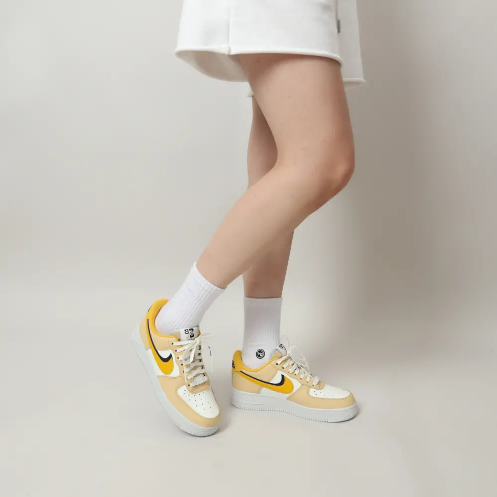 Alternative view of Giày Nike Air Force 1 82 'Gold' DX6065-171