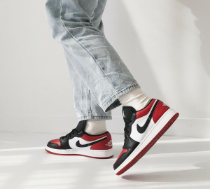 Alternative view of Giày Nike Air Jordan 1 Low GS 'Bred Toe' 553560-612