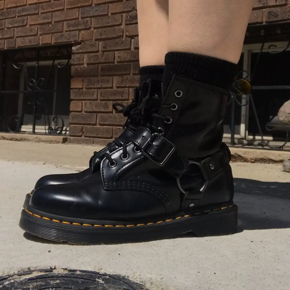 Giày Dr. Martens 1460 Black Harness Leather Lace Up Boots 25163001 - Ảnh 4