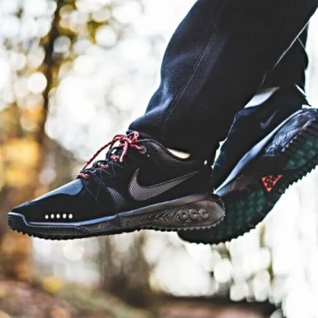 Alternative view of Giày Nike ACG Dog Mountain 'Triple Black' AQ0916-003