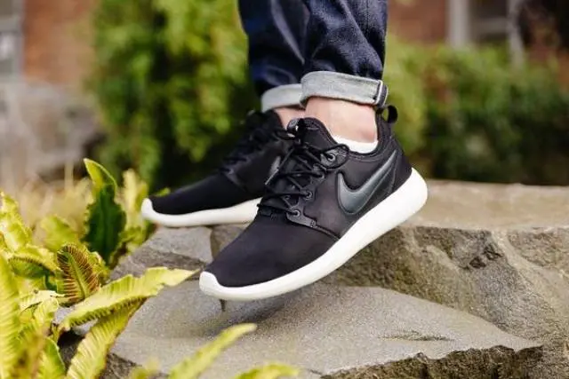 Alternative view of Giày Nike Roshe Two 'Core black' 844656-003
