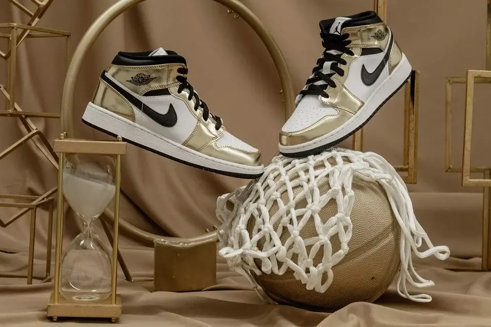 Alternative view of Giày Nike Air Jordan 1 Mid SE 'Metallic Gold' DC1419-700