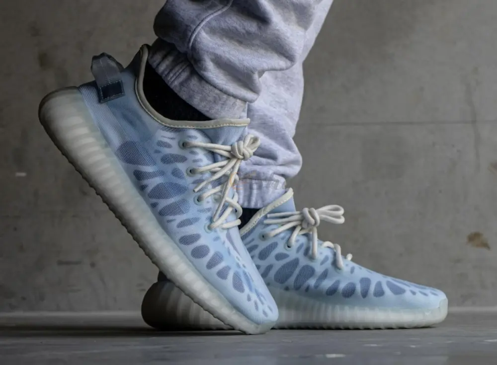 Alternative view of Giày Adidas Yeezy Boost 350 V2 'Mono Ice' GW2869