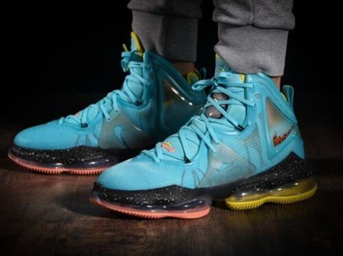 Alternative view of Giày Nike Lebron 19 'Christmas' DC9338-400