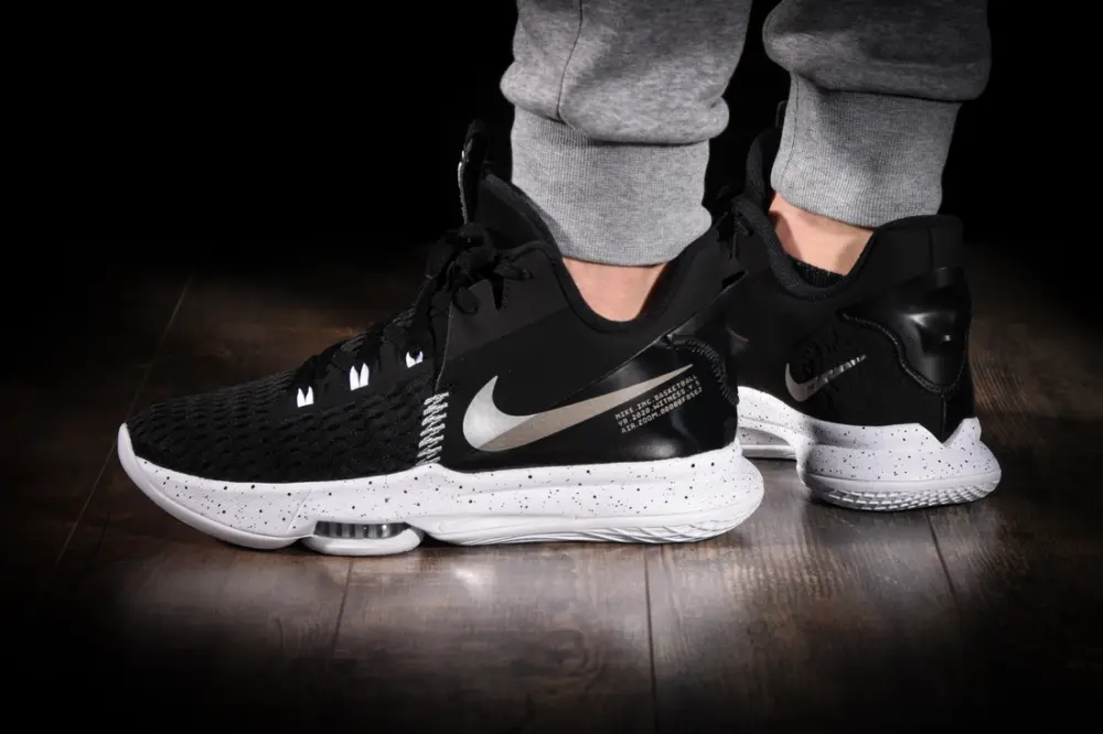 Alternative view of Giày Nike LeBron Witness 5 'Black Metallic Silver' CQ9380-001