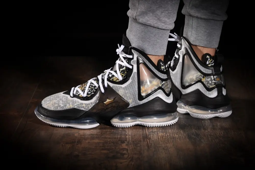 Alternative view of Giày Nike Lebron 19 'Royalty' DC9340-100