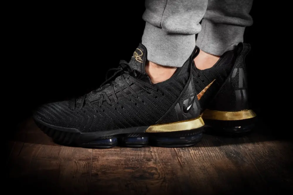 Alternative view of Giày Nike LeBron 16 GS 'I'm King' AQ2465-007