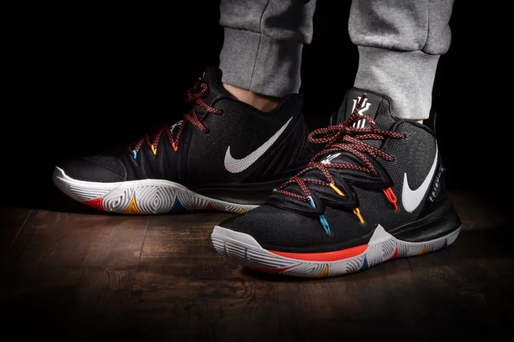 Alternative view of Giày Nike Kyrie 5 'Friends' AO2918-006