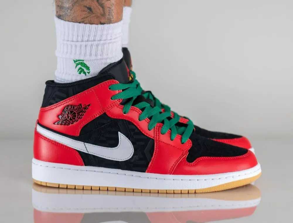 Alternative view of Giày Nike Jordan 1 Mid SE 'Christmas' DQ8417-006