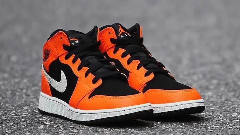 Alternative view of Giày Nike Air Jordan 1 Mid Black Cone 554724-062