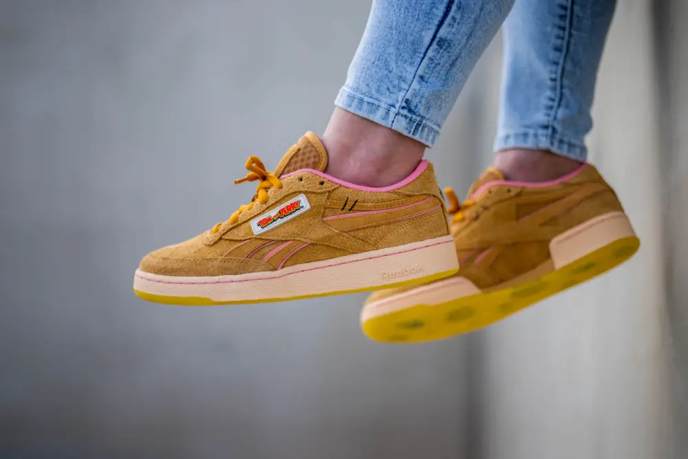 Alternative view of Giày Reebok Tom & Jerry x Club C Revenge Low 'Jerry' FW4632