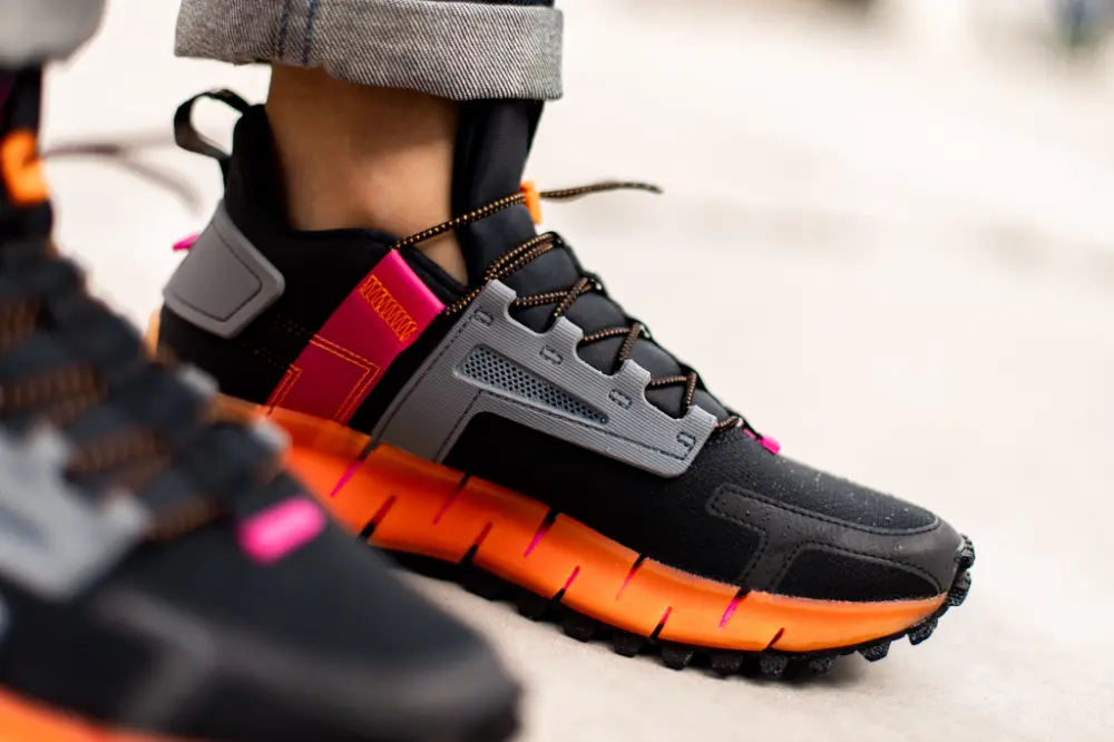 Alternative view of Giày Reebok Zig Kinetica Edge 'Black Pink Orange' FU8182