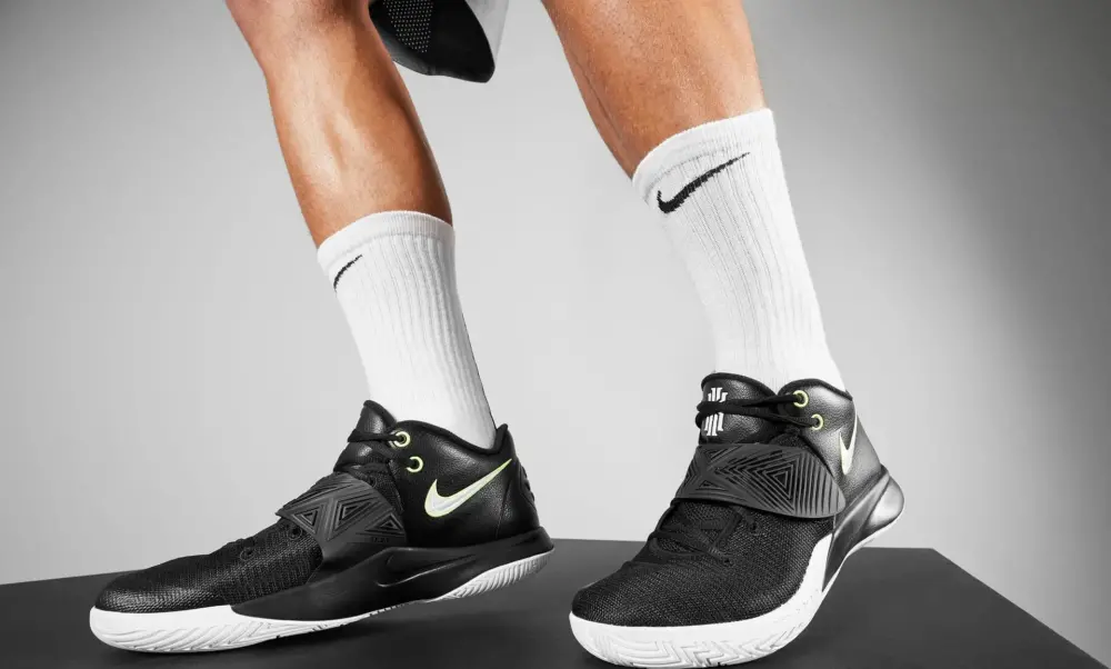 Alternative view of Giày Nike Kyrie Flytrap 3 GS 'Black Volt' BQ5620-001