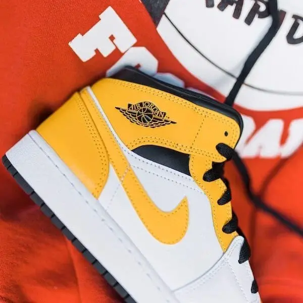 Alternative view of Giày Nike Air Jordan 1 Mid GS 'University Gold' 554725-170