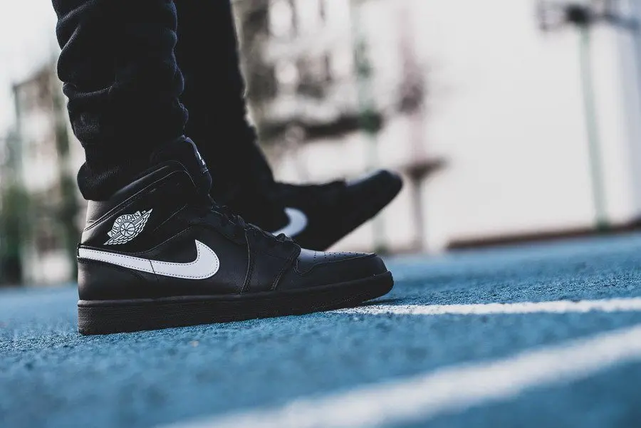Alternative view of Giày Nike Air Jordan 1 Mid Black White (2018) 554724-049