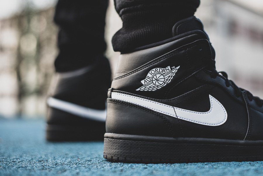 Giày Nike Air Jordan 1 Mid Black White (2018) 554724-049 - Ảnh 4