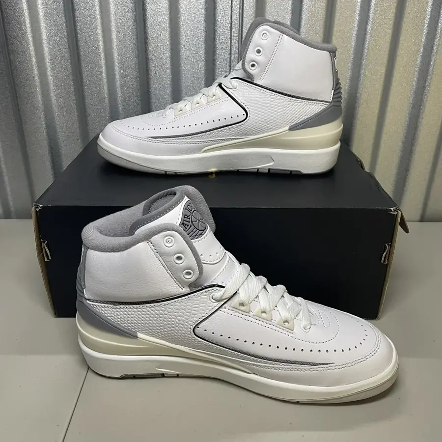 Alternative view of Giày Nike Air Jordan 2 Retro GS 'Cement Grey' DQ8562-100