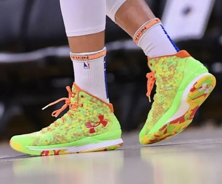 Alternative view of Giày Under Armour Sour Patch Kids x Curry 1 Retro 'Candy Reign' 2022 3026196-300