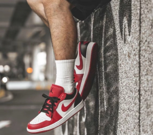 Alternative view of Giày Nike Air Jordan 1 Low GS 'Reverse Black Toe' 553560-163