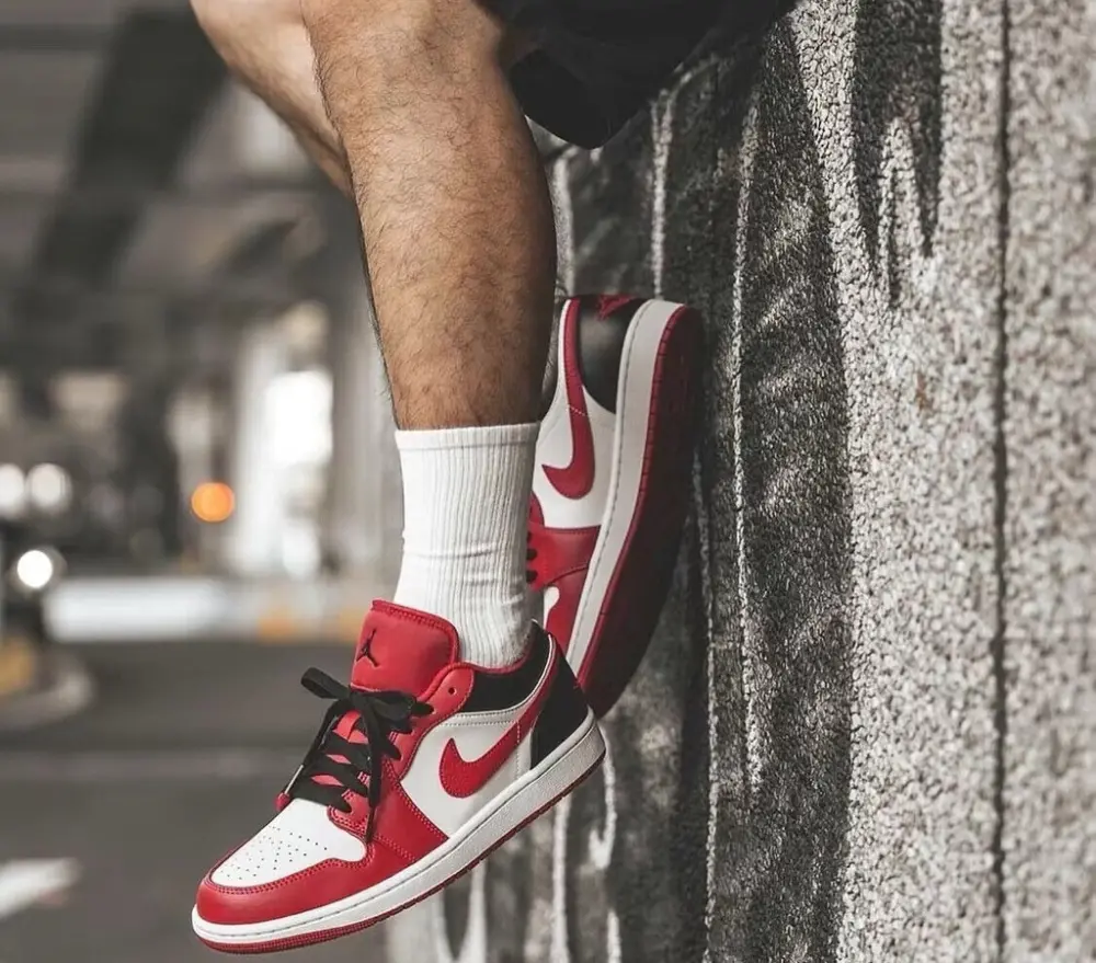 Alternative view of Giày Nike Air Jordan 1 Low GS 'Reverse Black Toe' 553560-163